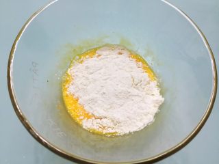 鸡蛋豆沙卷,筛入面粉
