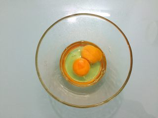 鸡蛋豆沙卷,鸡蛋打入碗中