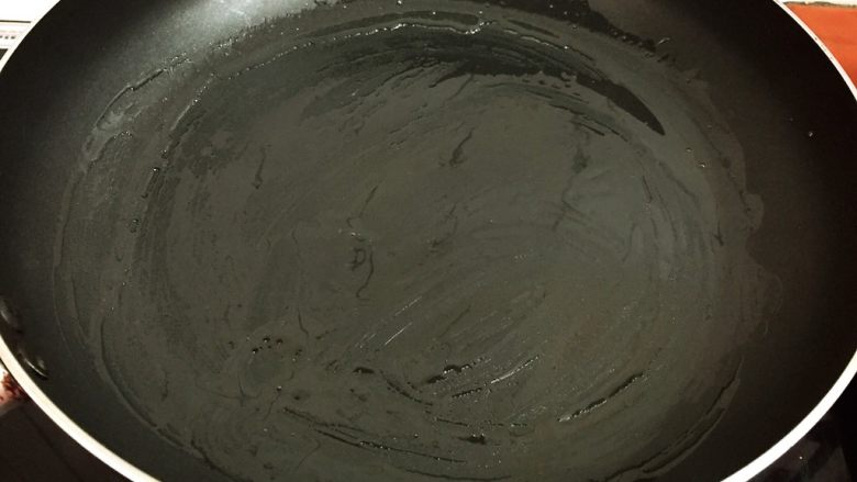 鸡蛋豆沙卷,平底锅刷一层薄薄的食用油烧热