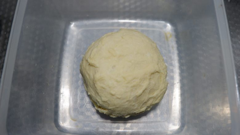芝麻奶油小餐包（中种）,揉好放入容器，室温28度左右，发酵至2.5-3倍大，或者放冰箱冷藏发酵过夜。