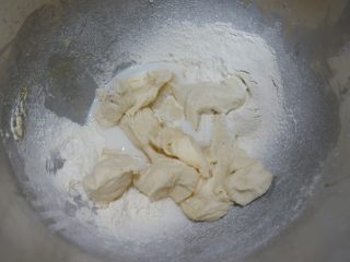 芝麻奶油小餐包（中种）,中种面团，撕成小块也扔进去，将面团揉至扩展