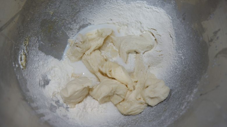 芝麻奶油小餐包（中种）,中种面团，撕成小块也扔进去，将面团揉至扩展