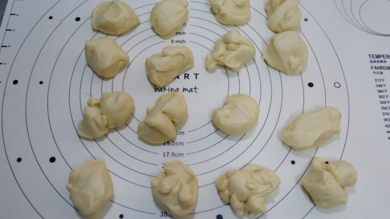 芝麻奶油小餐包（中种）,揉好的面团平均分成16个小面团。