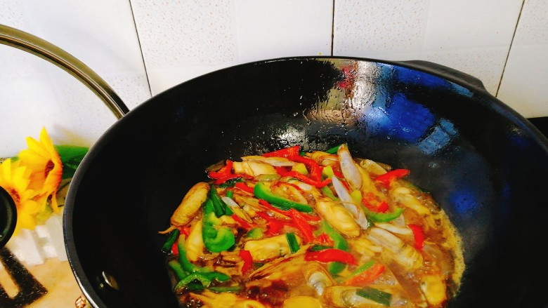 家常菜+爆炒蛏子,最后加入红青椒就可以出锅了
