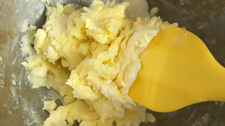 可可曲奇,黄油加入糖粉，用刮刀稍微搅拌。
