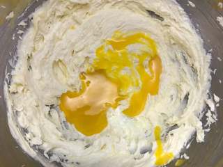 可可曲奇,加入打散的蛋黄，继续将其打发。
