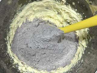 可可曲奇,将过筛好的面粉可可粉加入打发好的黄油中。

