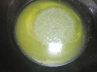 雪花酥,黄油放入平底锅中,小火加热至融化。

