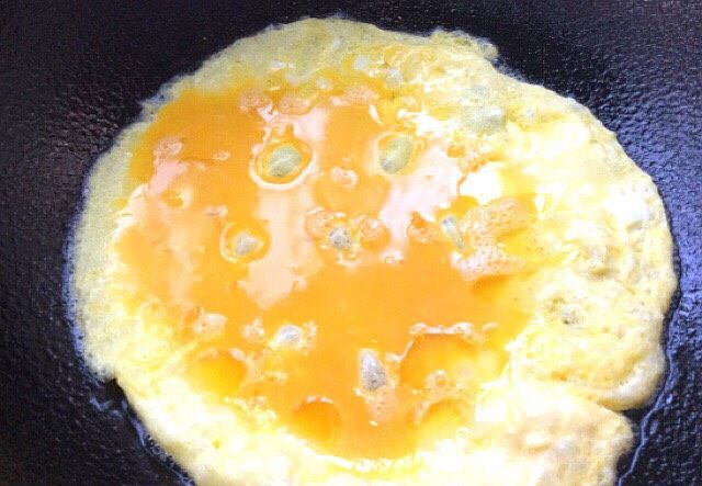 莴笋 炒鸡蛋,倒入蛋液