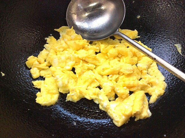 莴笋 炒鸡蛋,鸡蛋滑散，炒嫩一点，出锅