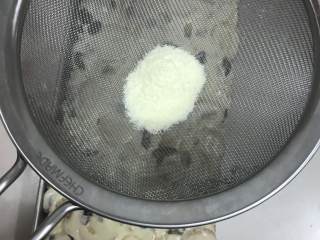 雪花酥,两面都筛上奶粉。
