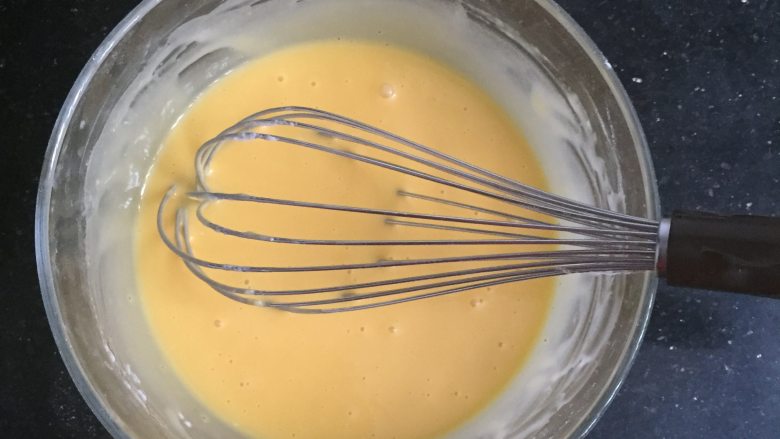小四卷,继续用手动打蛋器搅拌均匀，成细腻的蛋黄糊，放一边备用。

