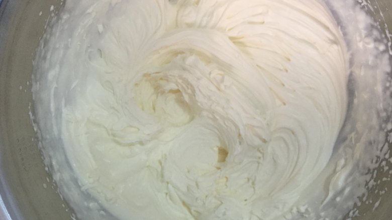 小四卷,取250克奶油加入25克糖粉，打至裱花状态。

