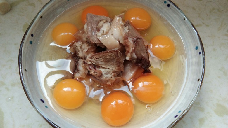 肉片卧蛋，营养不流失的好吃法,把七个鸡蛋都打在盘子里面。