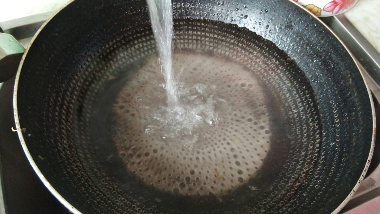 肉片卧蛋，营养不流失的好吃法,锅里放适量清水。