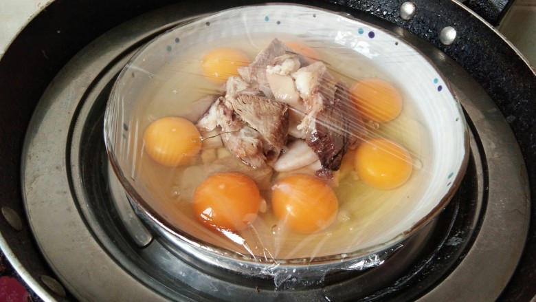 肉片卧蛋，营养不流失的好吃法,把准备好的鸡蛋放在帘子上面。