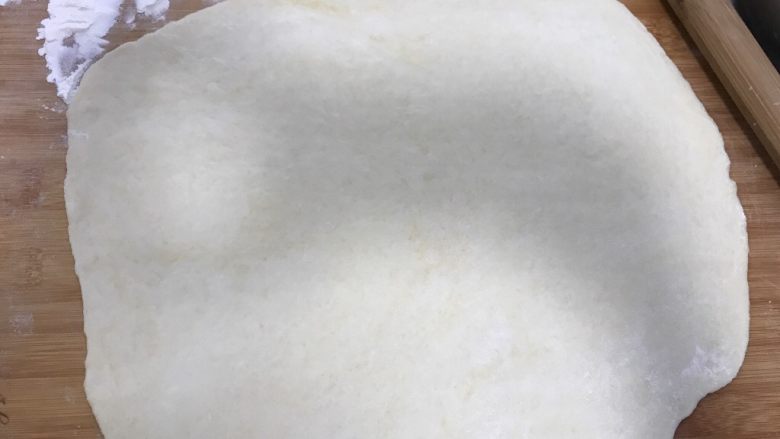 烤箱版猫耳朵,白色面团拿出来擀成薄薄的面皮。