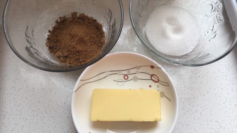 烤箱版猫耳朵,准备好白砂糖和红糖，白砂糖可以换成糖粉，红糖可以换成可可粉，根据自己喜好就可以。黄油称量好也分成两份。