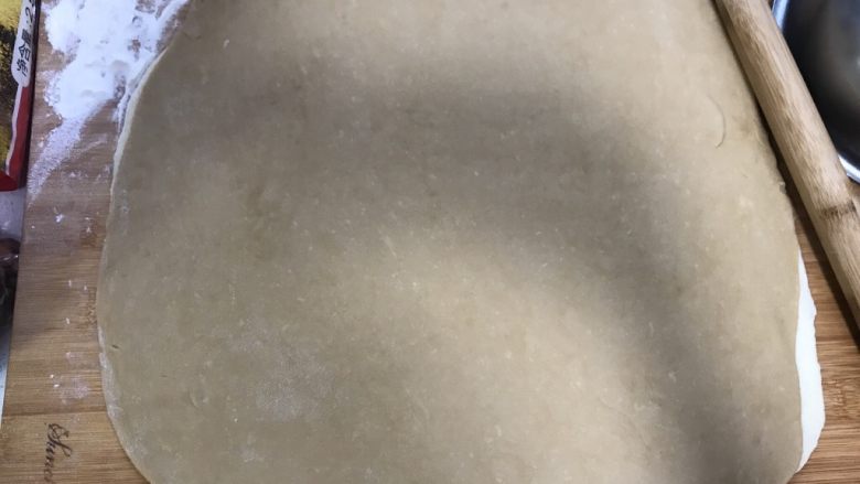 烤箱版猫耳朵,咖啡面团也擀成薄片，然后把白色面皮放下面，咖啡面团放上面，如果两张面皮不太贴合，那就在白面皮上少抹点水。