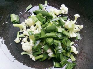 辅食计划+杂蔬煮细面,加入韭菜继续翻炒