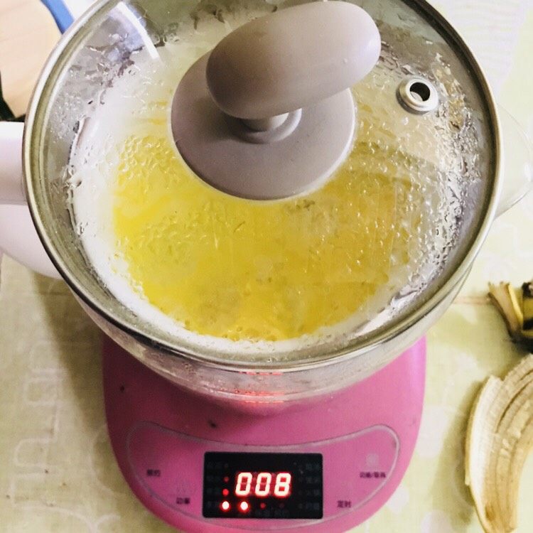 香蕉牛奶炖蛋,继续盖上锅盖煮