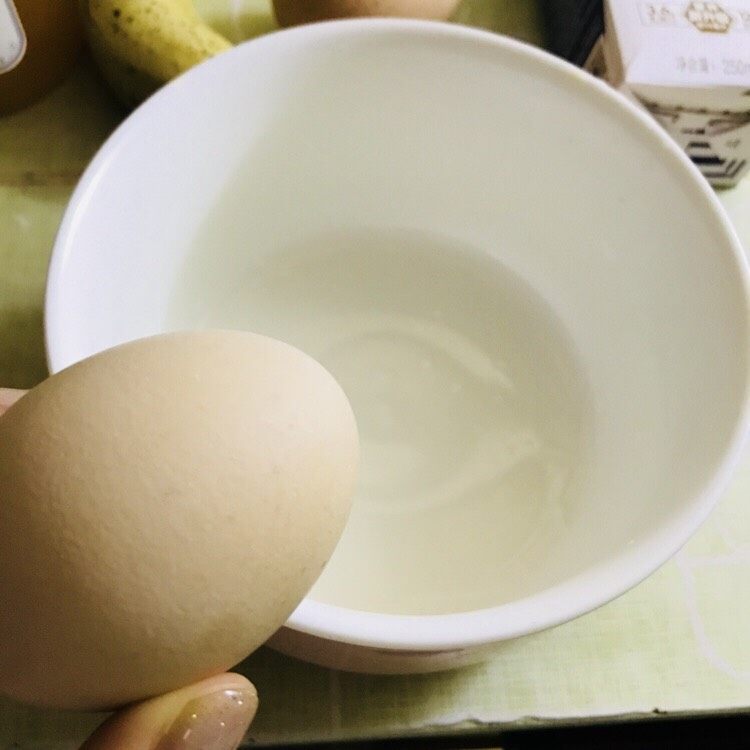 香蕉牛奶炖蛋,拿一个干净的碗准备敲蛋