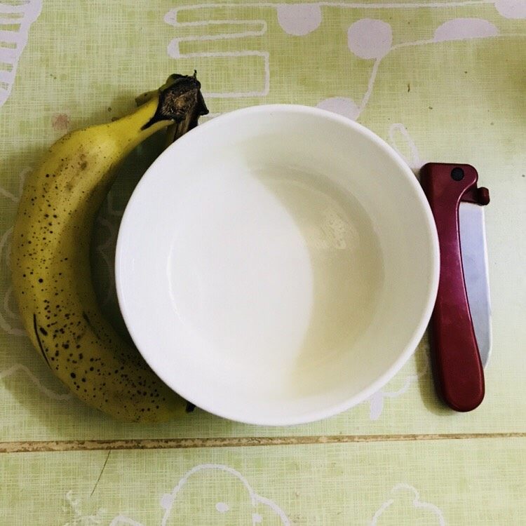 香蕉牛奶炖蛋,另取一个碗 准备香蕉🍌切片