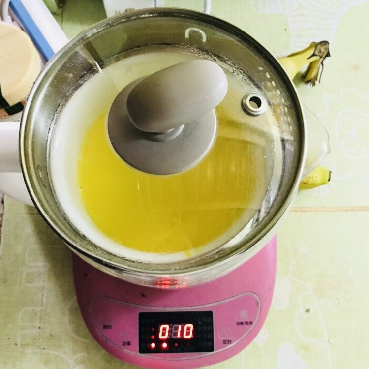 香蕉牛奶炖蛋,盖上锅盖 蒸十分钟