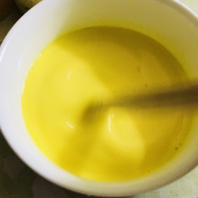 香蕉牛奶炖蛋,顺时针搅拌均匀