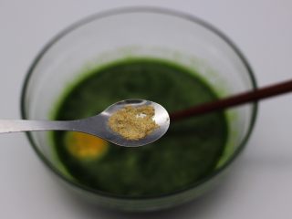 绿油油的野菜饼（快手早餐）,放入胡椒粉