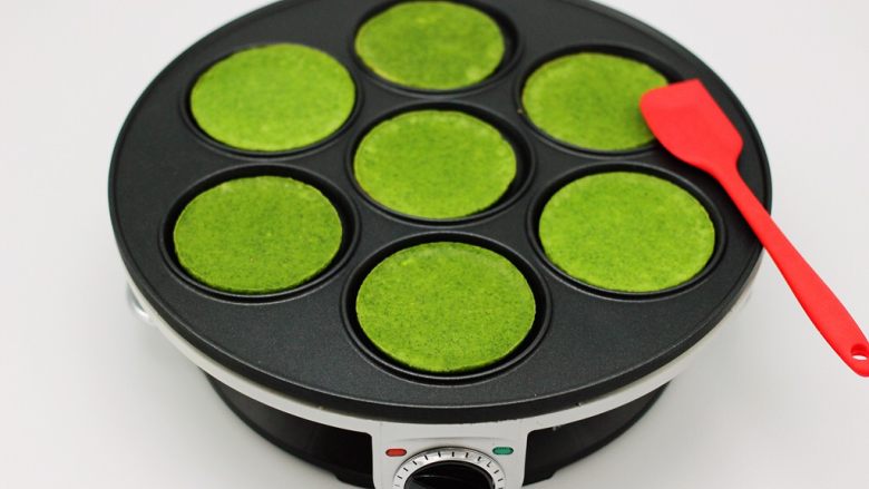 绿油油的野菜饼（快手早餐）,用小火慢慢煎至表面凝固即可
