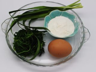 绿油油的野菜饼（快手早餐）,韭菜摘洗干净、备好面粉和鸡蛋