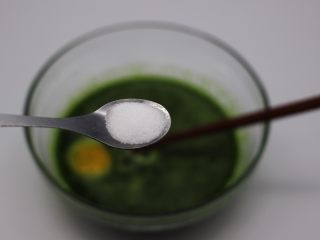 绿油油的野菜饼（快手早餐）,加入适量盐