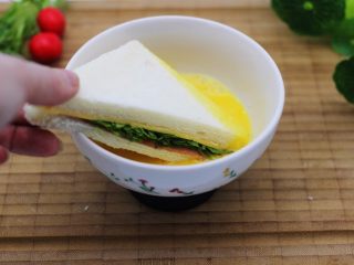 快手早餐三明治🥪,把切好的土司片放入蛋液中裹匀