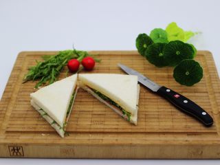 快手早餐三明治🥪,用刀切成三角形形状、如图