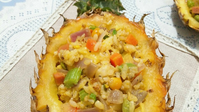 香甜网红菠萝饭――带给你初恋的味道！,将炒好的米饭放到菠萝碗里。