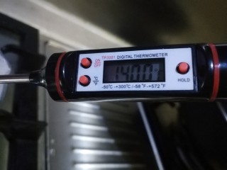 浓情蜜意棒棒糖,温度计显示140度时，熬糖完成