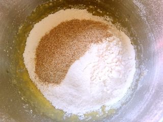 全麦香酥饼干,因全麦面粉中有麸皮，颗粒较大，过筛不了，面粉过筛好后，将麸皮倒入盆内，一起搅拌均匀