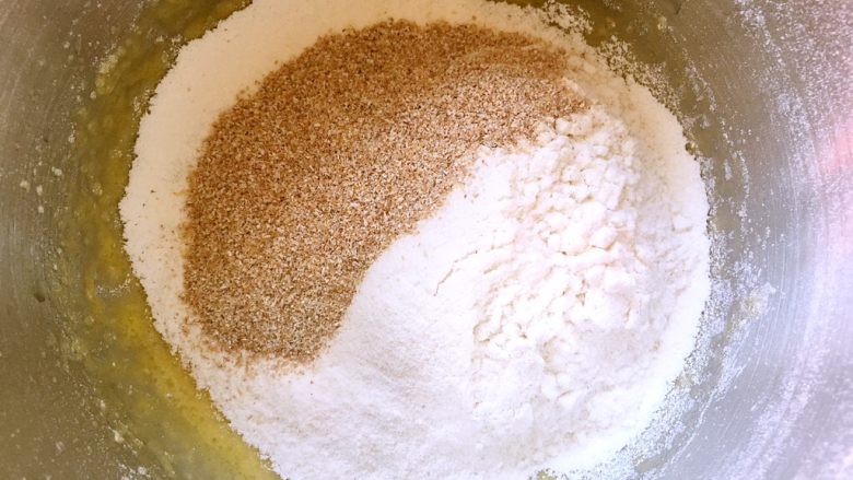 全麦香酥饼干,因全麦面粉中有麸皮，颗粒较大，过筛不了，面粉过筛好后，将麸皮倒入盆内，一起搅拌均匀