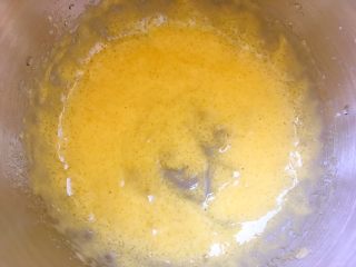 全麦香酥饼干,黄油隔水融化，加入蛋黄糊内，用打蛋器打至蛋黄与油充分融合