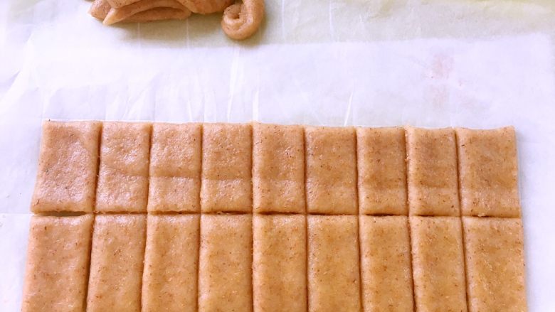 全麦香酥饼干,裁成方形，切成大小相同的块，裁掉的边角别丢掉，继续擀成薄片，切成块，烤箱预热180度