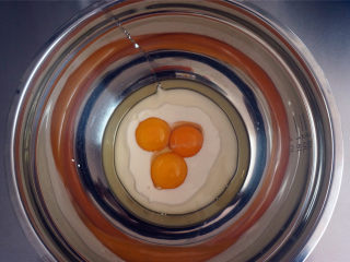 足球小子慕斯蛋糕,将3个蛋黄，浓酸奶，玉米油，同放入打蛋盆中，搅打均匀。
