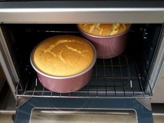足球小子慕斯蛋糕,将蛋糕糊倒入6寸的戚风蛋糕模具中，震荡出大气泡，放入预热好的烤箱中下层，上火160度，下火150度，烤35~40分钟。
