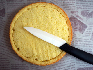 足球小子慕斯蛋糕,分别切去约1厘米宽的外圆环。
