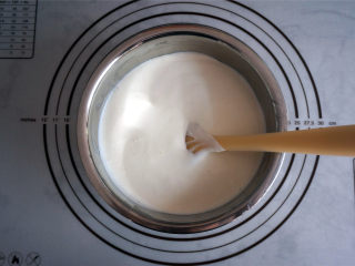 足球小子慕斯蛋糕,将酸奶糊和奶油切拌混合成为酸奶慕斯液。
