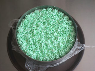 足球小子慕斯蛋糕,在慕斯蛋糕表面挤出小草。
