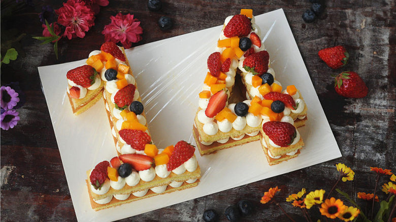 甜品界新网红——数字蛋糕,挤上奶油球，摆上水果装饰即可