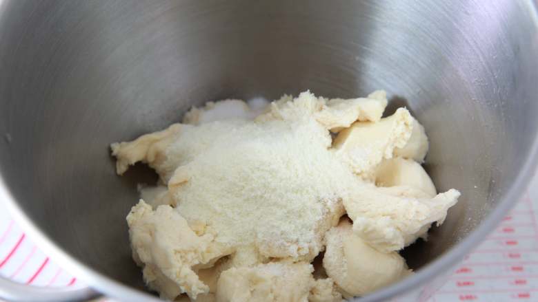 菠萝奶酥吐司,撕成小块的中种面团加入主面团材料(除黄油和盐以外)揉到扩展阶段
