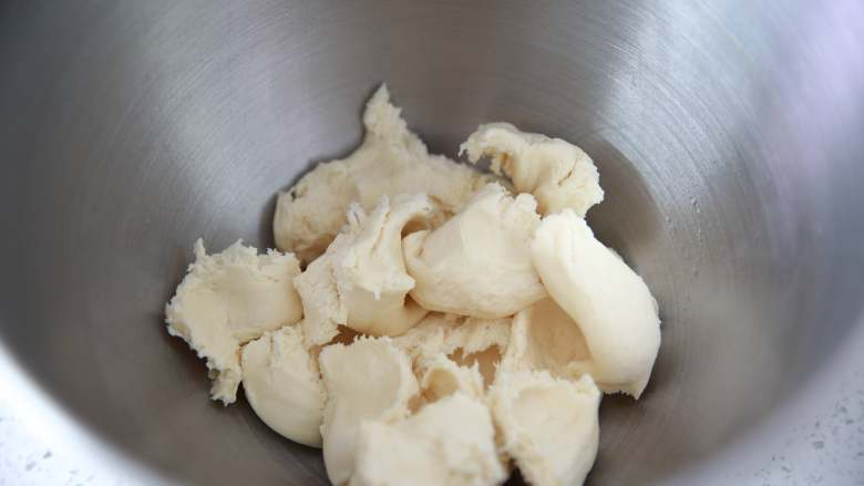 菠萝奶酥吐司,中种面团：中种面团材料入厨师机揉均匀后，室温发酵到两倍大。发酵好的中种面团用切成小块备用