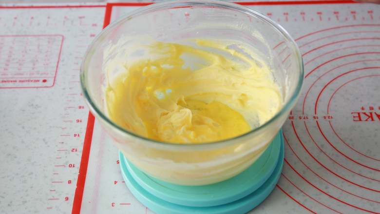 菠萝奶酥吐司,分三次加入全蛋液，每加一次都要搅打均匀，再加下一次，最后搅匀到顺滑。